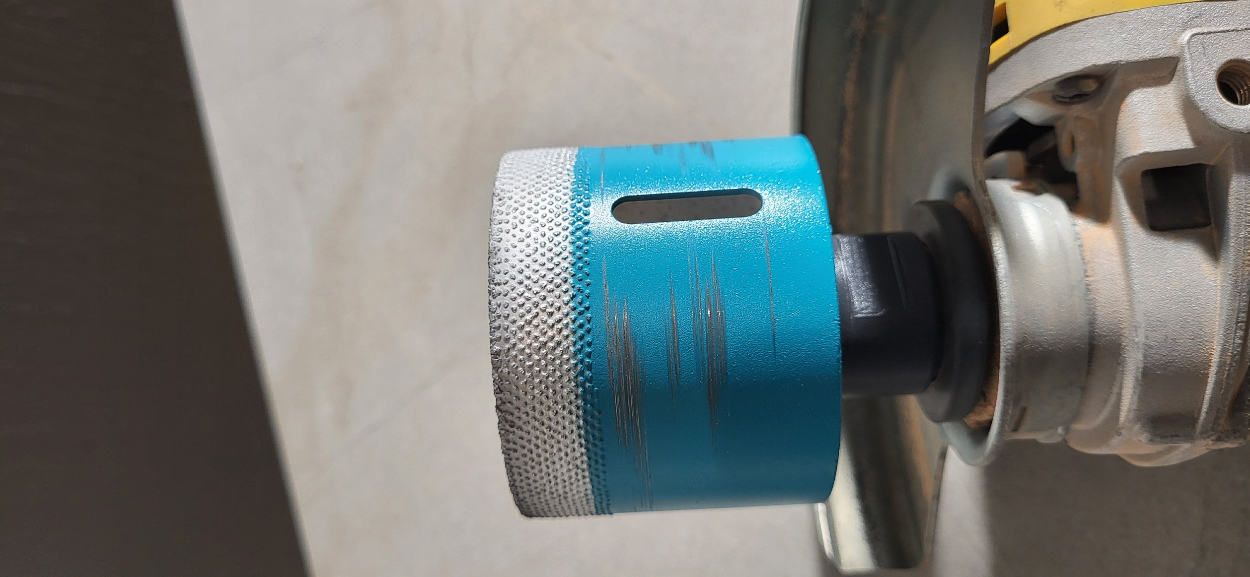 Алмазная коронка BIHUI Turbo Dry Bit 2.0 установлена на шпиндель болгарки DeWalt