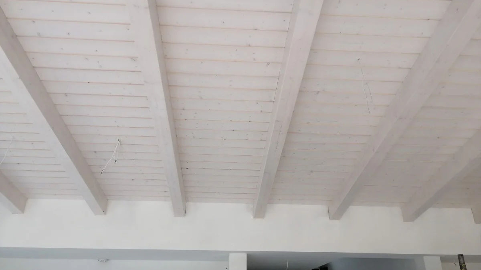 Holzdecke im Privathaus: 3 Varianten der Arbeit eines Meisters